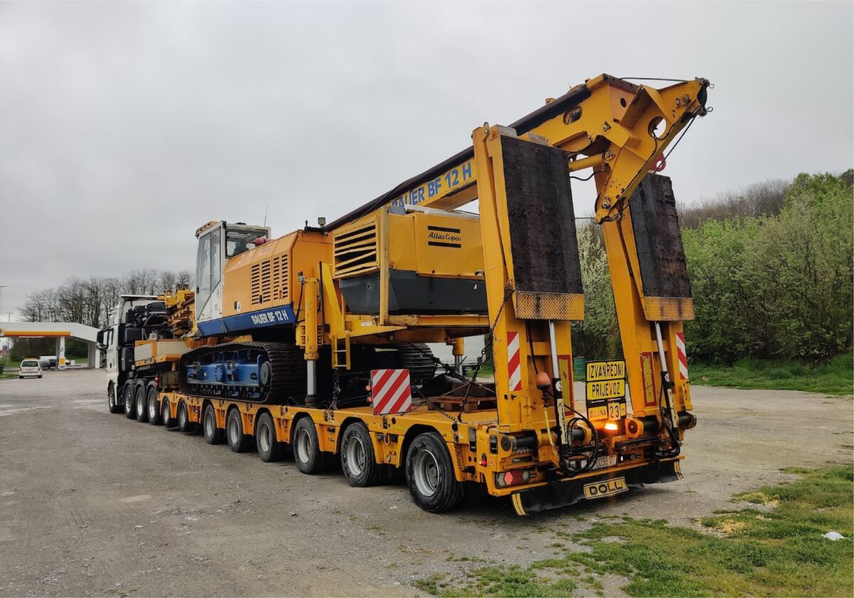 Kamionska dizalica za podizanje i premještanje vangabaritnog tereta.