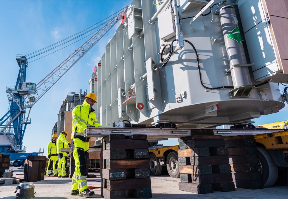 Hidraulično podizanje i kontrolirano pozicioniranje teškog tereta.