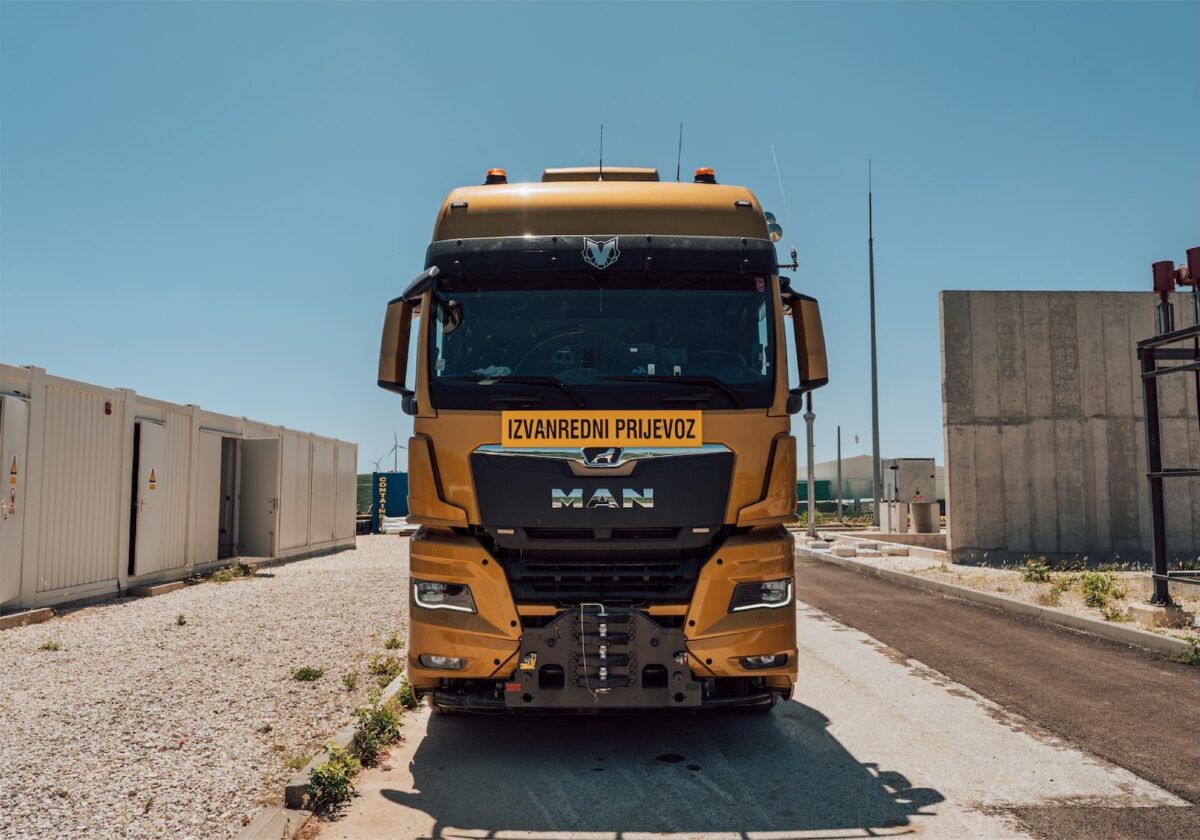 Tegljač opremljen za izvanredni i vangabaritni prijevoz.