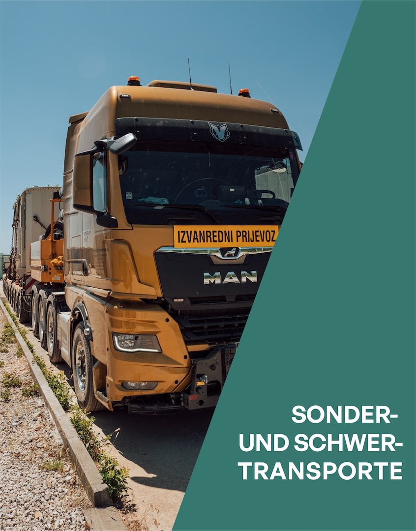 Schwerlast-Lkw von Velebit-Promet für Sonder- und Schwertransporte auf einer Industriebaustelle.