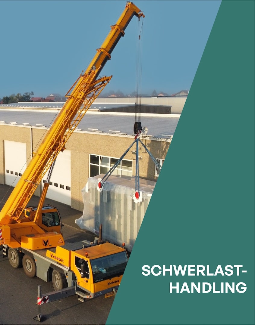 Kran von Velebit-Promet beim Schwerlast-Handling auf einer Industriebaustelle.