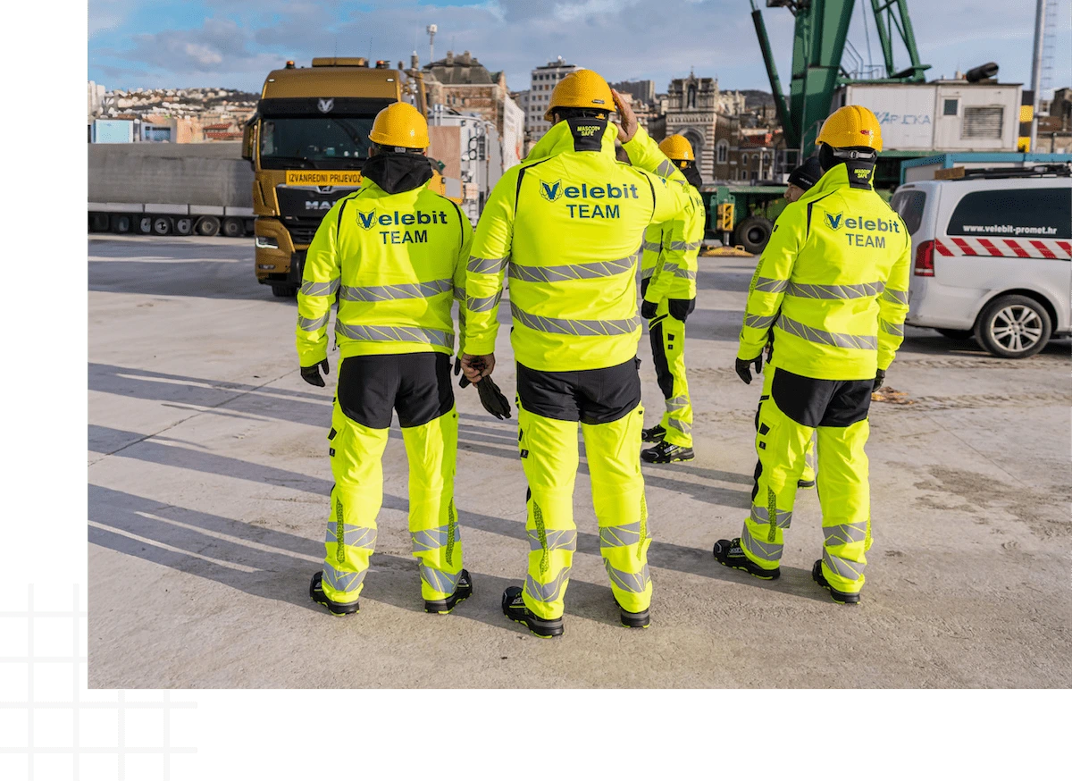 Članovi tima Velebit-Prometa na terenu u pripremi za vangabaritni prijevoz.